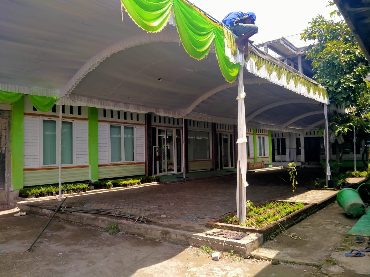 Sejumlah Terop sudah dipasang di Pondok Pesantren Fathul Ulum Diwek Jombang.(wacananews.co.id/sob)